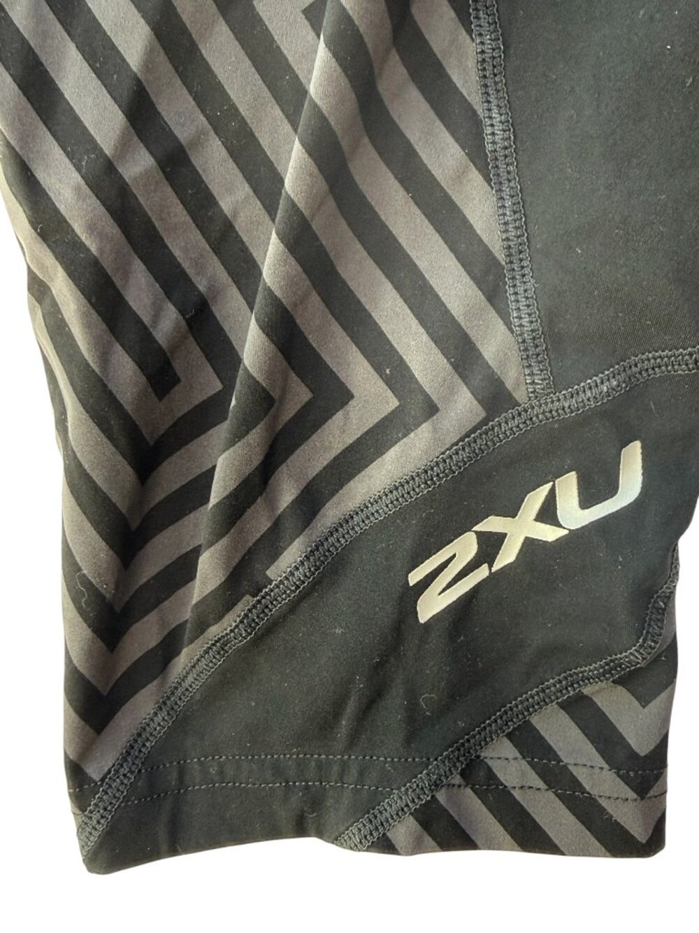 2XU Crop Legging Gray / Black Chevron Stripe.  Size Women's Large Triathlon